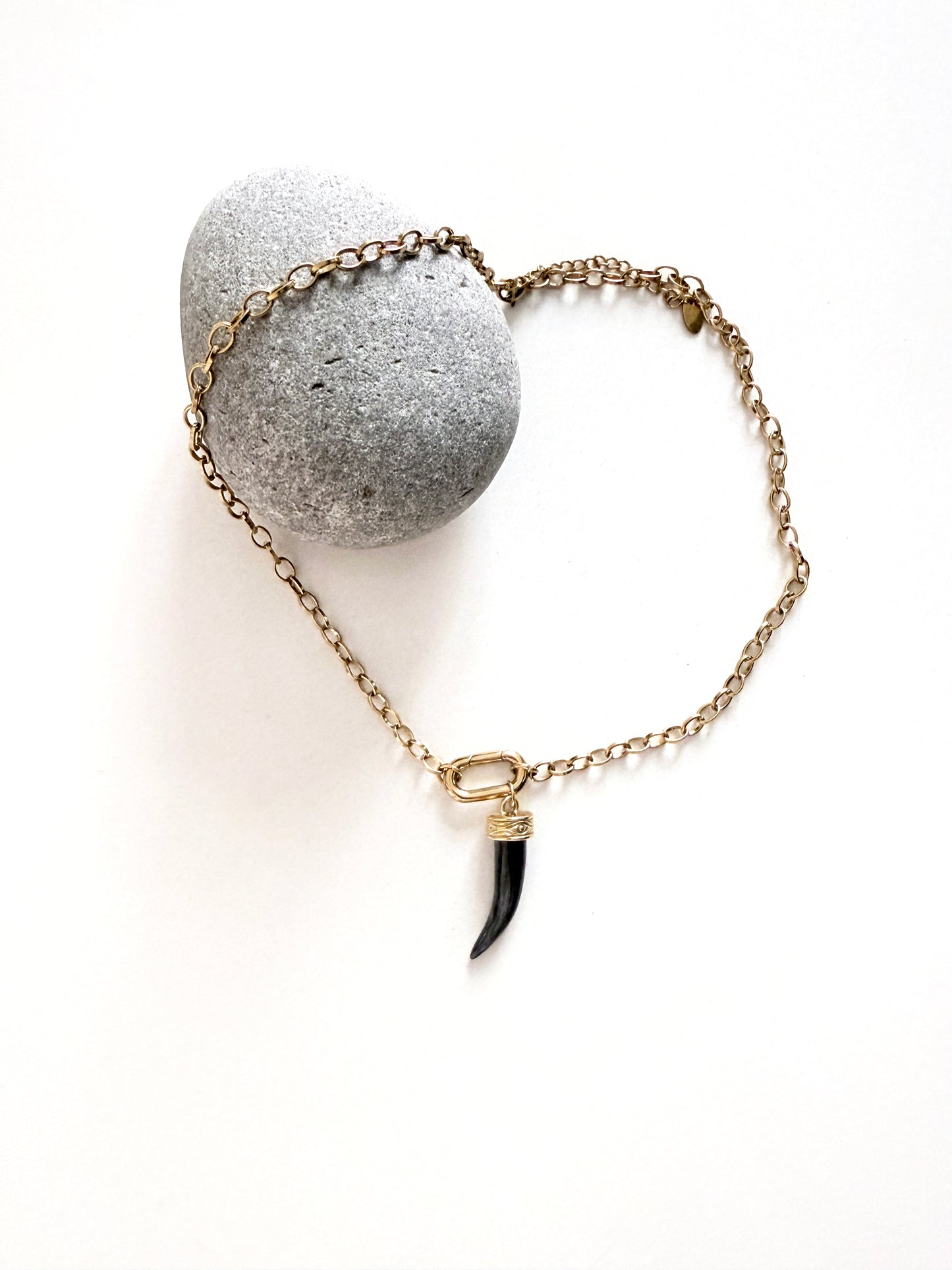 Collana ciondolo corno nero