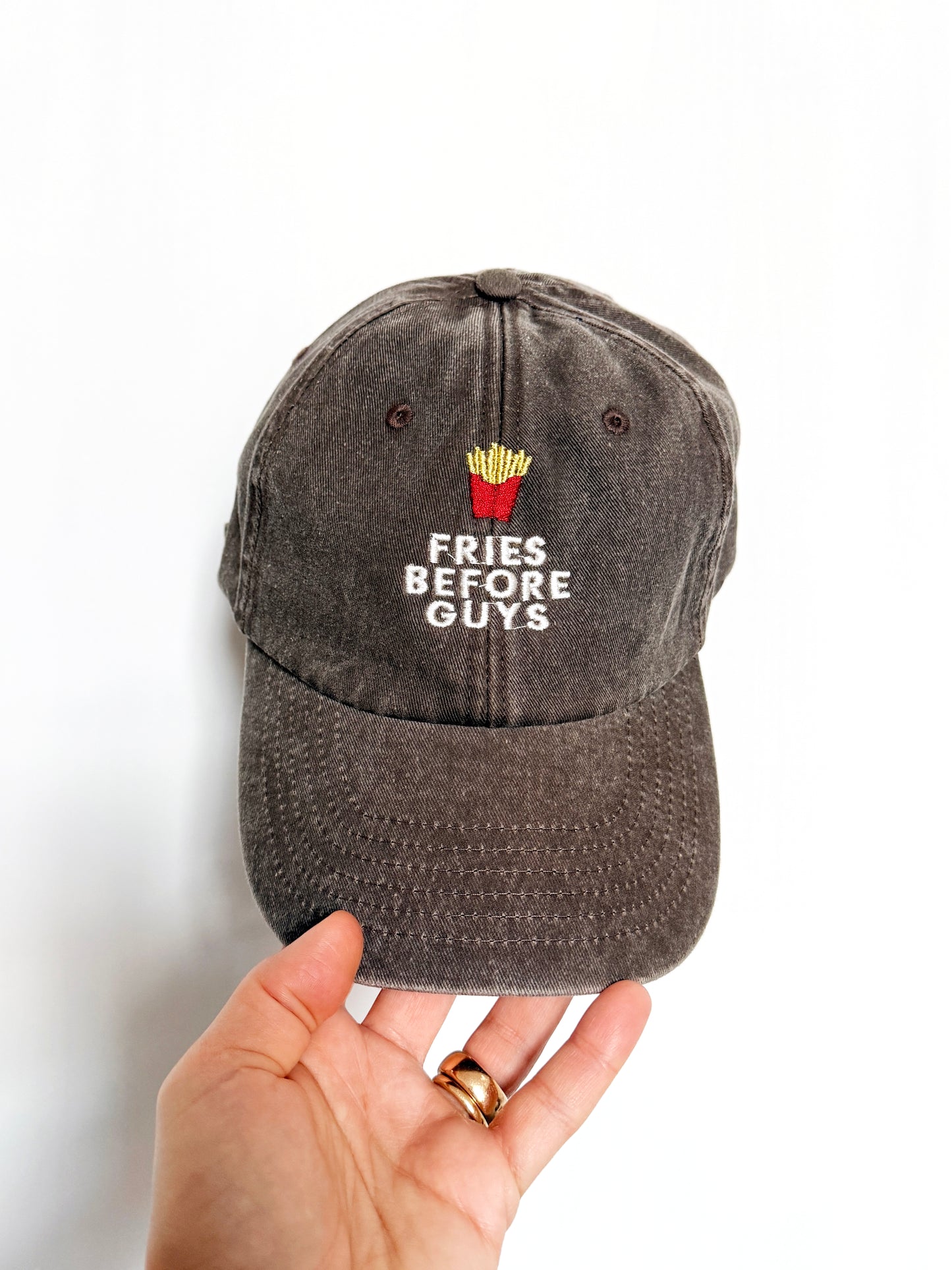 Cappellino "Fries before guys" marrone