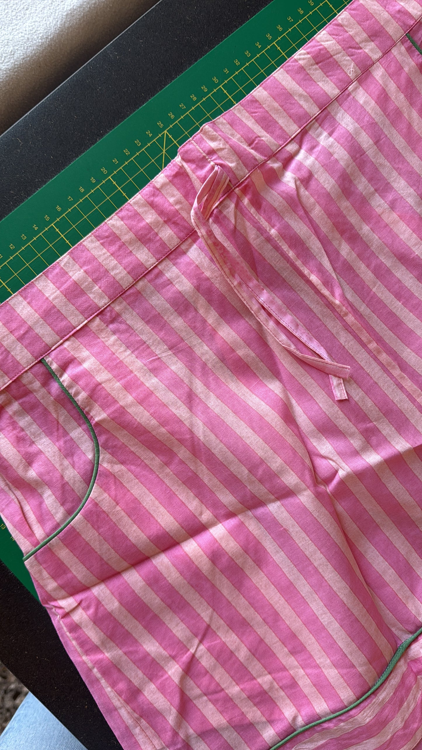 Pigiama a righe rosa