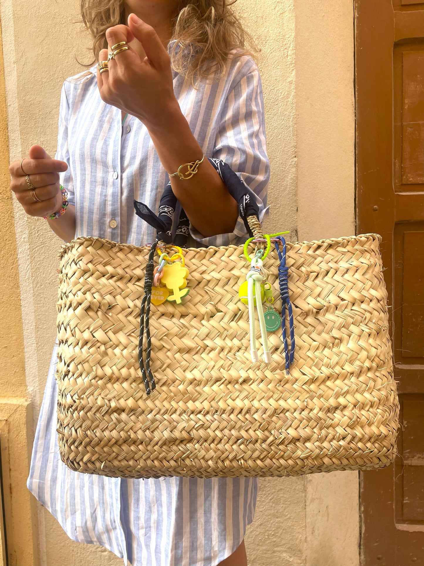 Borsa in paglia con charms e bandana