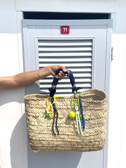 Borsa in paglia con charms e bandana