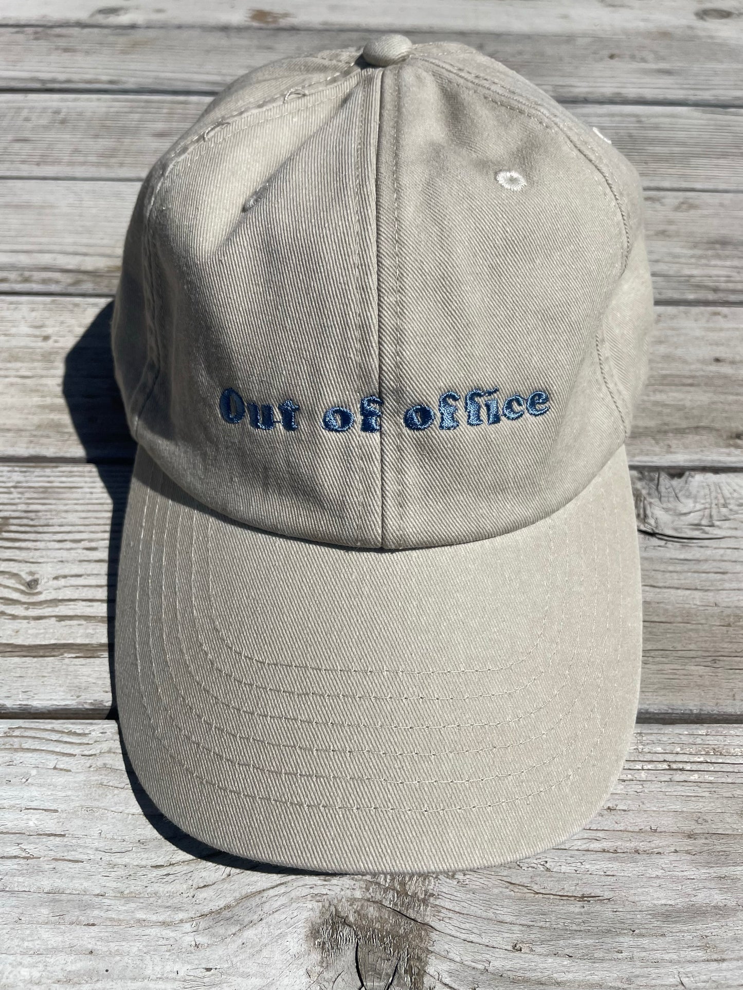 Cappellino "Out of office"