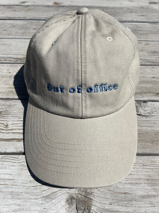 Cappellino "Out of office"