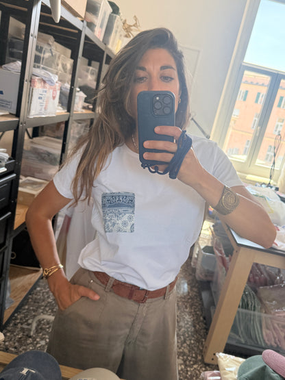 Tshirt con tasca bandana azzurra e bianca