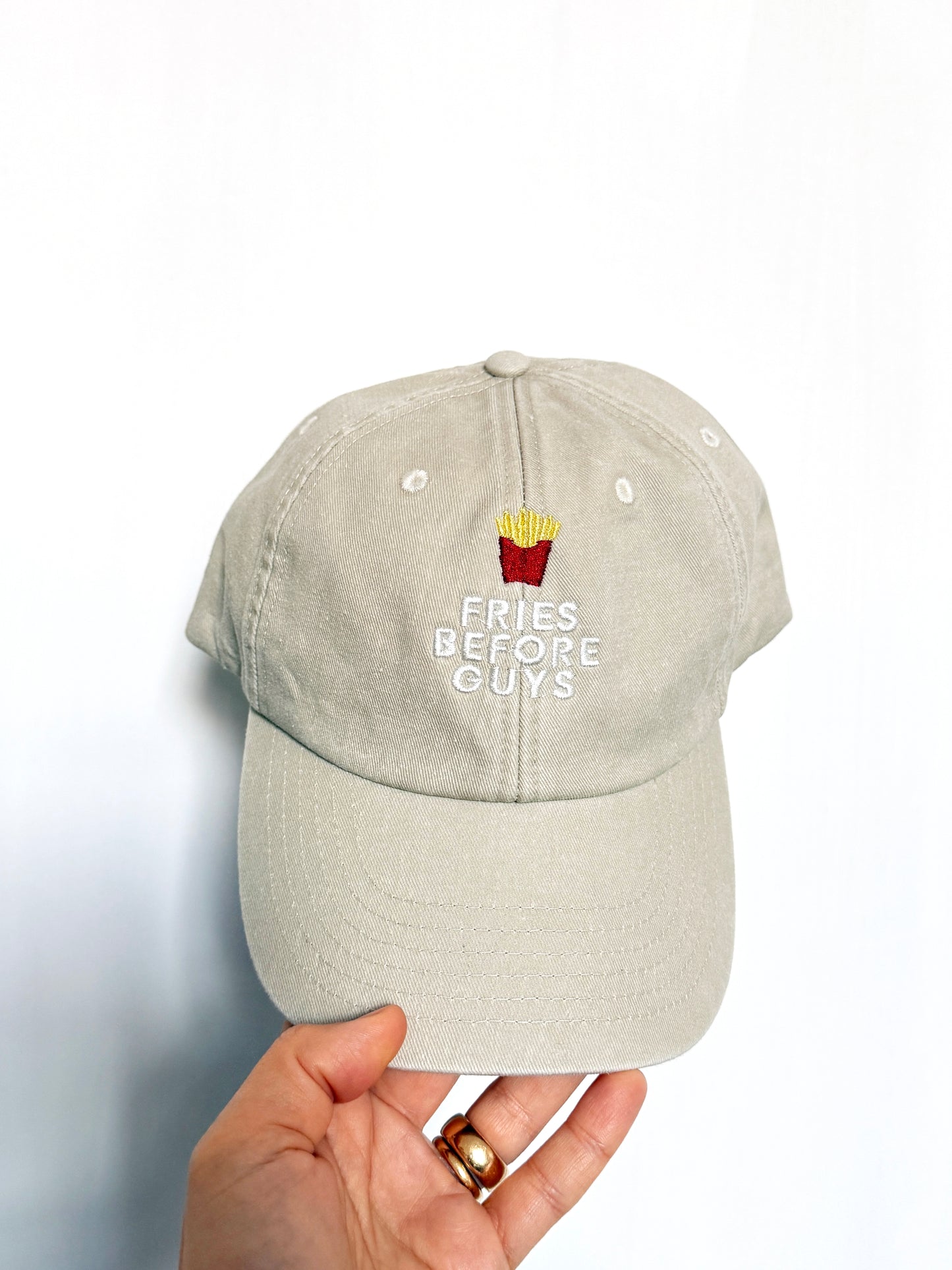 Cappellino "Fries before guys" beige